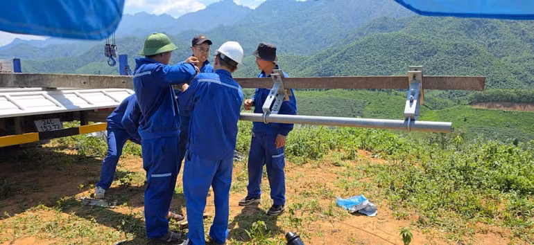 VNPT đặt quyết tâm cao để hoàn thành công trình trong thời gian sớm nhất, giúp bà con tại khu vực có thể nhanh chóng kết nối, dễ dàng liên lạc và sử dụng các dịch vụ viễn thông hiện đại.