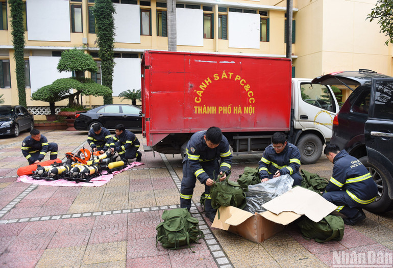 Các cán bộ, chiến sĩ đóng gói, chuẩn bị quân tư trang trước giờ lên đường thực hiện nghĩa vụ quốc tế cao cả. (Ảnh: THÀNH ĐẠT)