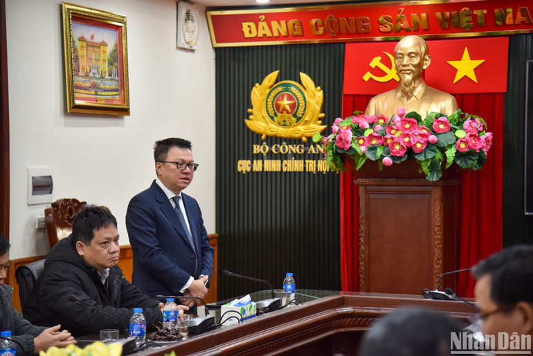 Tổng Biên tập Báo Nhân Dân Lê Quốc Minh gửi lời chúc mừng tốt đẹp nhất tới tập thể cán bộ, chiến sĩ Cục An ninh chính trị nội bộ nhân dịp Xuân Giáp Thìn 2024. (Ảnh: NHẬT QUANG)