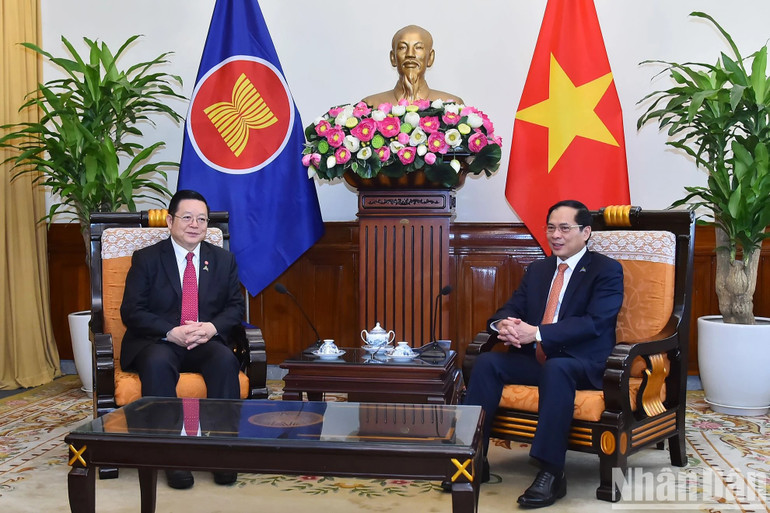 Bộ trưởng Ngoại giao Bùi Thanh Sơn tiếp Tổng Thư ký ASEAN Kao Kim Hourn. (Ảnh: THỦY NGUYÊN) Bộ trưởng Ngoại giao Bùi Thanh Sơn tiếp Tổng Thư ký ASEAN Kao Kim Hourn. (Ảnh: THỦY NGUYÊN)