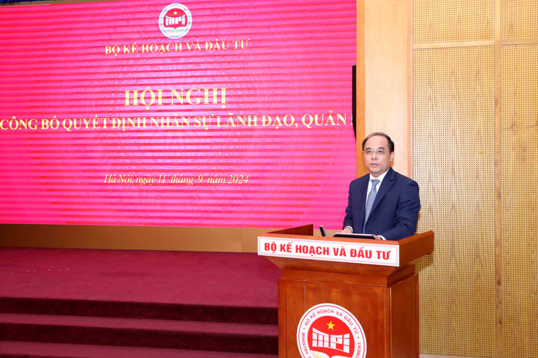 Ông Bùi Anh Tuấn, tân Cục trưởng Cục Phát triển doanh nghiệp đại diện các cán bộ được điều động, bổ nhiệm phát biểu ý kiến. (Ảnh: ĐỨC TRUNG) Ông Bùi Anh Tuấn, tân Cục trưởng Cục Phát triển doanh nghiệp đại diện các cán bộ được điều động, bổ nhiệm phát biểu ý kiến. (Ảnh: ĐỨC TRUNG)