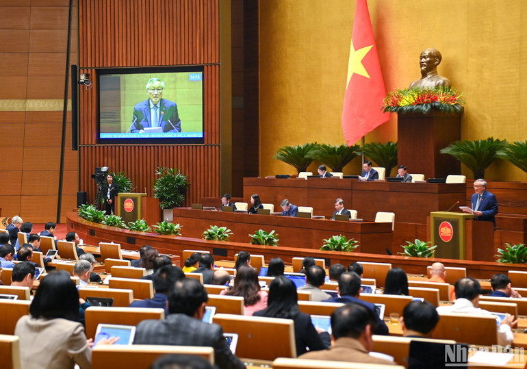 Chánh án Tòa án nhân dân tối cao Nguyễn Hòa Bình báo cáo trước Quốc hội. (Ảnh: DUY LINH)
