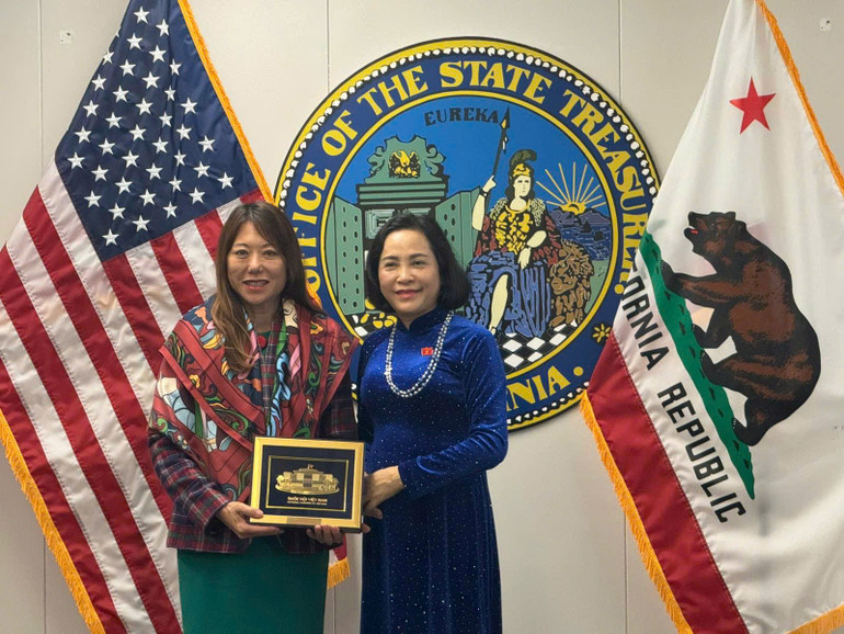 Phó Chủ tịch Quốc hội Nguyễn Thị Thanh và Bộ trưởng Tài chính bang California Fiona Ma.