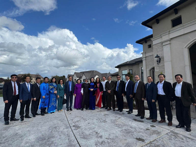 Phó Chủ tịch Quốc hội Nguyễn Thị Thanh gặp gỡ cán bộ nhân viên Tổng Lãnh sự quán Việt Nam tại San Francisco, bang California.