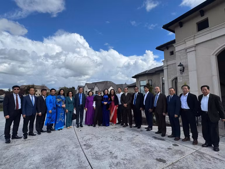 Phó Chủ tịch Quốc hội Nguyễn Thị Thanh gặp gỡ cán bộ nhân viên Tổng Lãnh sự quán Việt Nam tại San Francisco, bang California.