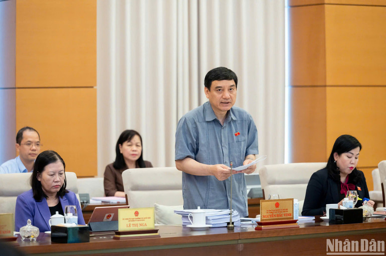 Chủ nhiệm Ủy ban Văn hóa, Giáo dục của Quốc hội Nguyễn Đắc Vinh trình bày báo cáo thẩm tra. (Ảnh: DUY LINH)