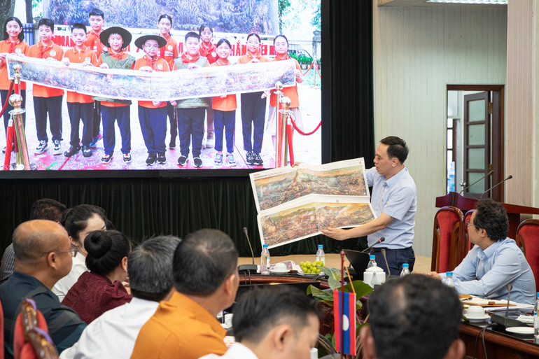 Đồng chí Ngô Việt Anh, Phó Trưởng Ban Nhân Dân điện tử giới thiệu về phụ san đặc biệt panorama "Chiến dịch Điện Biên Phủ", một sản phẩm báo in kết hợp công nghệ số của Báo Nhân Dân. (Ảnh: SƠN TÙNG)