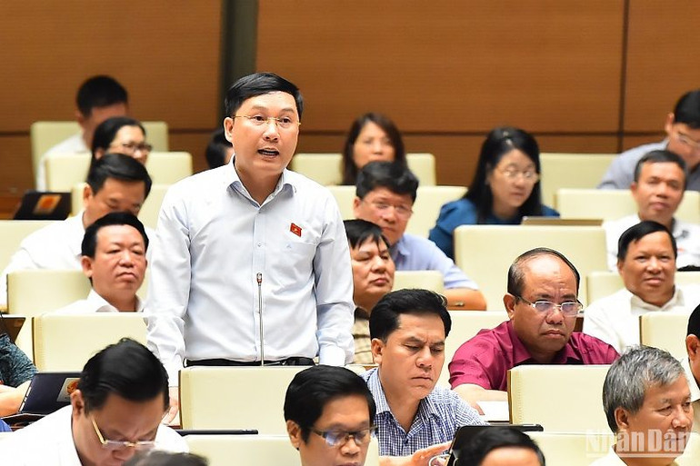 Đại biểu Lê Hoàng Anh đặt câu hỏi chất vấn Bộ trưởng Giao thông vận tải. (Ảnh: THỦY NGUYÊN)