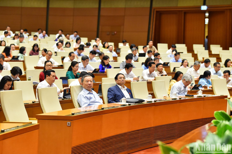 Các đồng chí lãnh đạo Đảng, Nhà nước và các đại biểu Quốc hội dự phiên họp. (Ảnh: THỦY NGUYÊN)