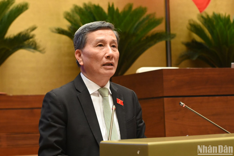 Chủ nhiệm Ủy ban Khoa học, Công nghệ và Môi trường Lê Quang Huy trình bày báo cáo thẩm tra. (Ảnh: BÙI GIANG) Chủ nhiệm Ủy ban Khoa học, Công nghệ và Môi trường Lê Quang Huy trình bày báo cáo thẩm tra. (Ảnh: BÙI GIANG)