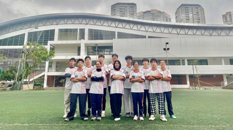 Cô giáo Bích Hằng (ở giữa) cùng các thành viên của Đội GreenAms Robotics Team 36070N.