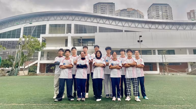 Cô giáo Bích Hằng (ở giữa) cùng các thành viên của Đội GreenAms Robotics Team 36070N.