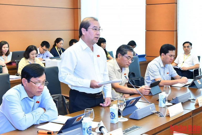 Đại biểu Trình Lam Sinh (đoàn An Giang) góp ý kiến vào dự thảo Luật Phòng, chống rửa tiền (sửa đổi). (Ảnh: THỦY NGUYÊN)