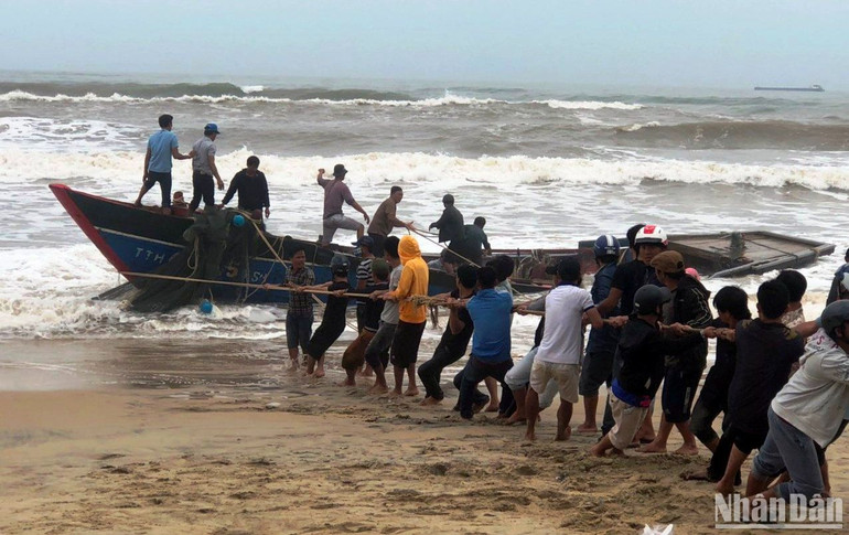 Tàu cá mang số hiệu TTH 49125 TS được lực lượng chức năng trục vớt vào chiều 22/2.