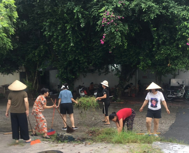 Người dân phường Hồng Hải, thành phố Hạ Long tham gia công tác dọn dẹp vệ sinh môi trường.