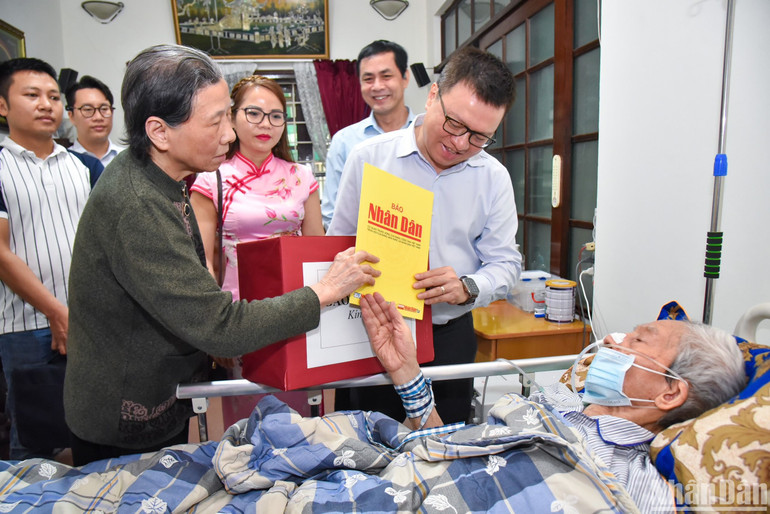 Tổng Biên tập Báo Nhân Dân Lê Quốc Minh trao quà tặng Trung tướng Chu Duy Kính nhân dịp kỷ niệm 70 năm Chiến thắng Điện Biên Phủ. (Ảnh: NHẬT QUANG)
