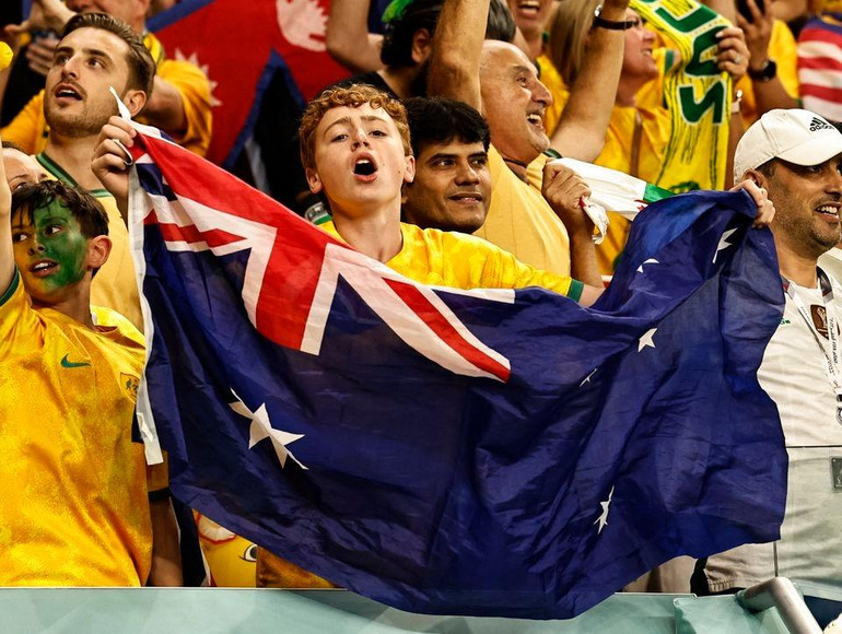 Người hâm mộ Australia phấn khích trước chiến tích lịch sử của Socceroos. (Ảnh: Reuters)