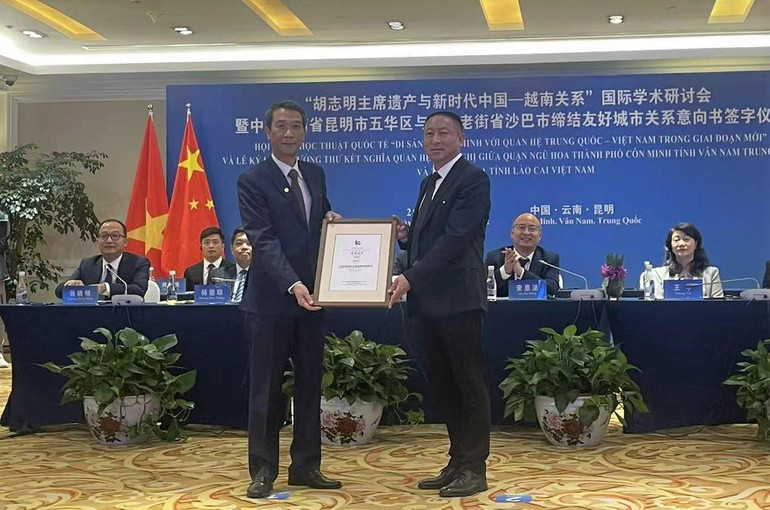 Tổng Lãnh sự Nguyễn Trung Hiếu thay mặt thị xã Sa Pa tiếp nhận Giấy chứng nhận gia nhập Liên minh Du lịch quốc tế các thành phố hữu nghị thành phố Côn Minh.