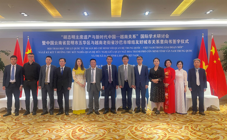 Tổng Lãnh sự quán Việt Nam tại Côn Minh cùng đại diện cộng đồng Việt Kiều, cộng đồng doanh nghiệp tham dự Hội thảo.