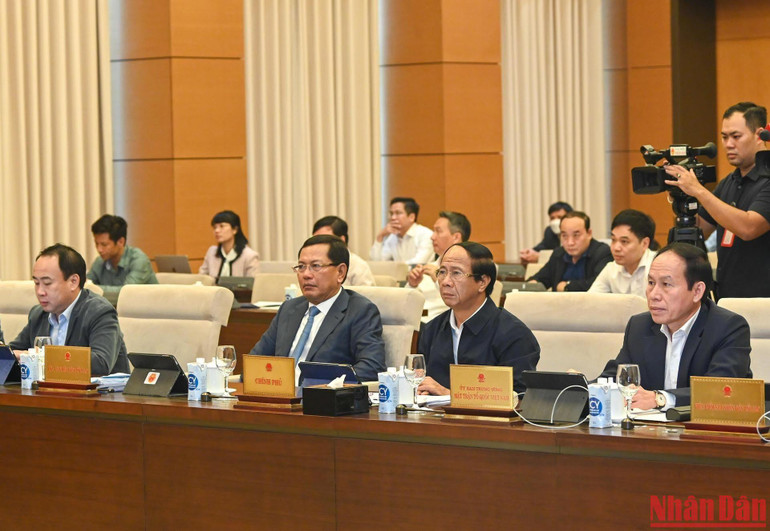 Phó Thủ tướng Chính phủ Lê Văn Thành và các đại biểu dự phiên họp.