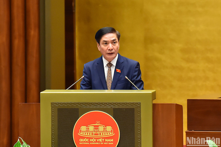 Tổng Thư ký Quốc hội, Chủ nhiệm Văn phòng Quốc hội Bùi Văn Cường trình bày tờ trình về điều chỉnh chương trình Kỳ họp thứ 7, Quốc hội khóa XV. (Ảnh: THỦY NGUYÊN)