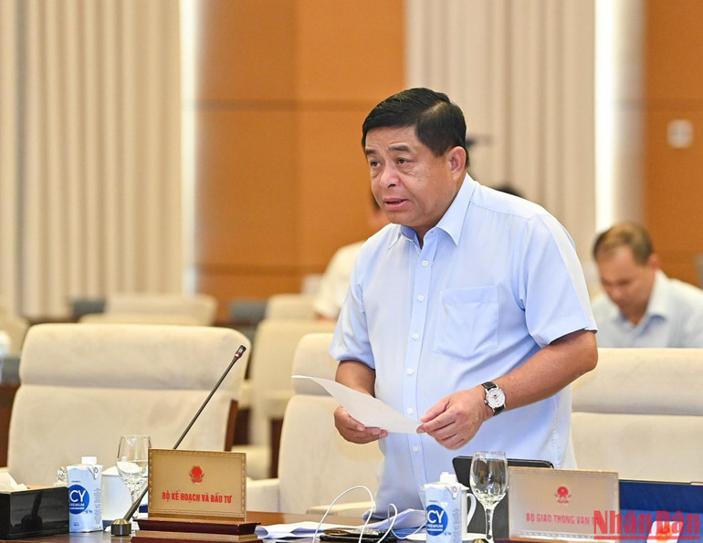 Bộ trưởng Kế hoạch và Đầu tư Nguyễn Chí Dũng trình bày tờ trình của Chính phủ tại phiên họp.