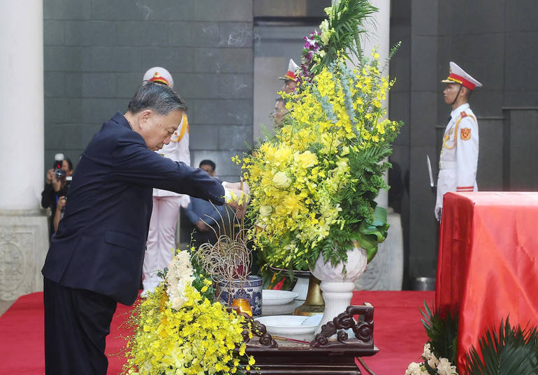 Tổng Bí thư Tô Lâm viếng nguyên Chủ tịch nước Trần Đức Lương. (Ảnh: ĐĂNG KHOA)