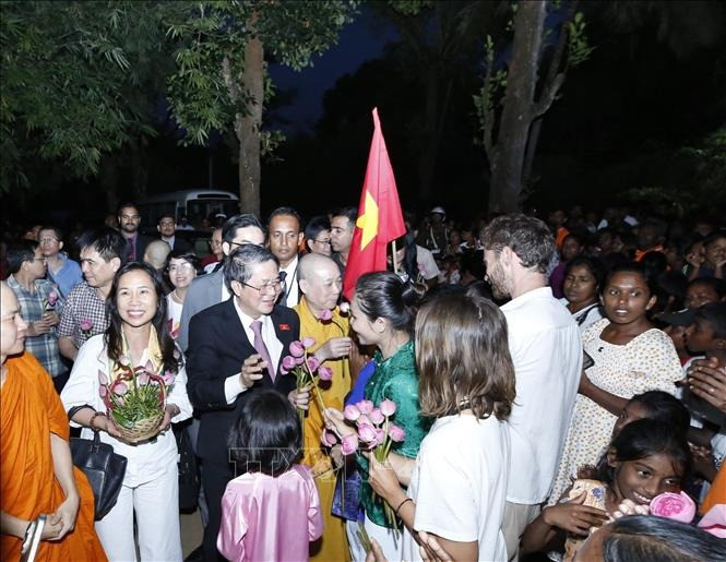 Người dân Sri Lanka nồng nhiệt chào đón Phó Chủ tịch Quốc hội Nguyễn Đức Hải tới thăm Thiền viện Trúc Lâm. (Ảnh: TTXVN) Người dân Sri Lanka nồng nhiệt chào đón Phó Chủ tịch Quốc hội Nguyễn Đức Hải tới thăm Thiền viện Trúc Lâm. (Ảnh: TTXVN)