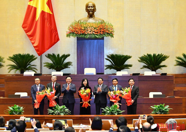 Thủ tướng Chính phủ Phạm Minh Chính và Chủ tịch Quốc hội Vương Đình Huệ tặng hoa chúc mừng các tân Bộ trưởng, tân Tổng Kiểm toán Nhà nước, và chúc mừng đồng chí Trần Sỹ Thanh và Nguyễn Văn Thể đã hoàn thành tốt nhiệm vụ được giao. (Ảnh: THỦY NGUYÊN)