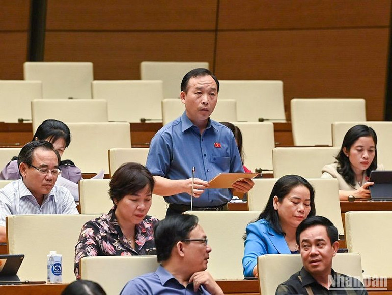 Đại biểu Trần Văn Tuấn (đoàn Bắc Giang) tham gia ý kiến thảo luận. (Ảnh: DUY LINH) Đại biểu Trần Văn Tuấn (đoàn Bắc Giang) tham gia ý kiến thảo luận. (Ảnh: DUY LINH)