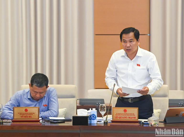 Chủ nhiệm Ủy ban Tài chính, Ngân sách Lê Quang Mạnh trình bày báo cáo thẩm tra. (Ảnh: DUY LINH)