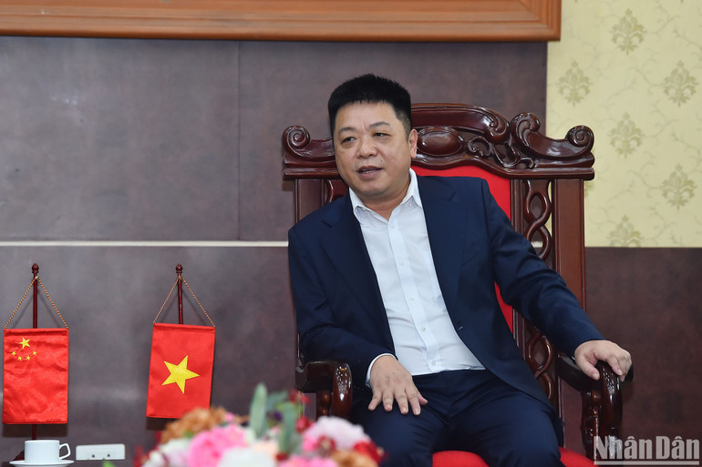 Phó Tổng Biên tập Báo Nhân Dân Quế Đình Nguyên phát biểu tại cuộc làm việc. (Ảnh: THỦY NGUYÊN)