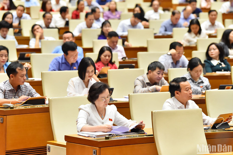 Các đại biểu Quốc hội dự phiên thảo luận ở hội trường chiều 26/10. (Ảnh: THỦY NGUYÊN)