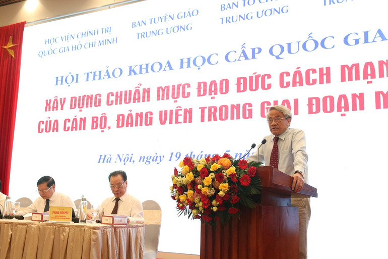 Đại biểu tham luận tại Hội thảo. Đại biểu tham luận tại Hội thảo.