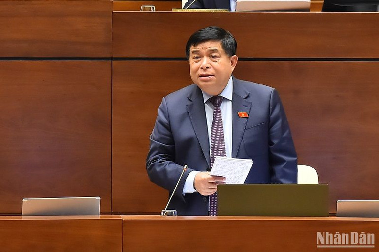 Bộ trưởng Kế hoạch và Đầu tư Nguyễn Chí Dũng tham gia giải trình tại phiên họp. (Ảnh: THỦY NGUYÊN)