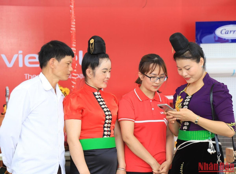 Nhân viên Voso.vn tư vấn, hướng dẫn hộ kinh doanh đưa sản phẩm lên sàn thương mại.