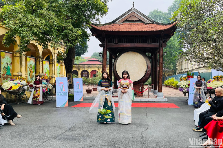 Các người mẫu trình diễn một số mẫu áo dài tiêu biểu.