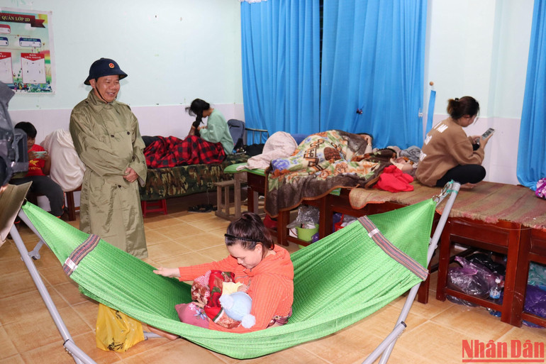 Người dân sơ tán đến các điểm tập trung đều ấm lòng, an tâm tâm tránh trú bão số 4. (Ảnh: HIỂN CỪ)