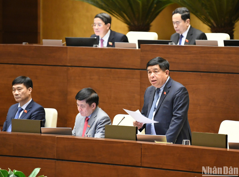 Bộ trưởng Kế hoạch và Đầu tư Nguyễn Chí Dũng phát biểu ý kiến. (Ảnh: DUY LINH)