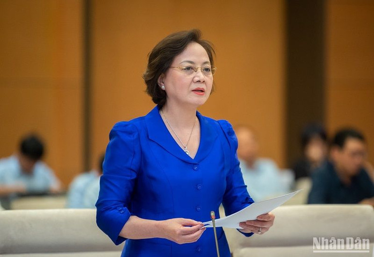 Bộ trưởng Nội vụ Phạm Thị Thanh Trà trình bày Tờ trình về dự thảo Nghị quyết. (Ảnh: DUY LINH)