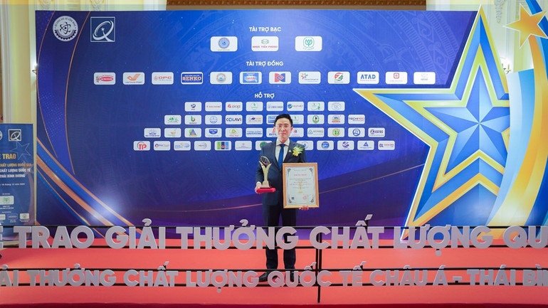 Ông Trương Công Phong - Tổng Giám đốc Tổng công ty Công nghiệp Tân Á Đại Thành đại diện Tập đoàn Tân Á Đại Thành nhận Giải thưởng Chất lượng Quốc gia năm 2023.