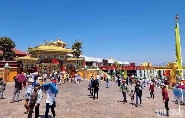 Du khách đến Samten Hills Dalat trong dịp khai trương.