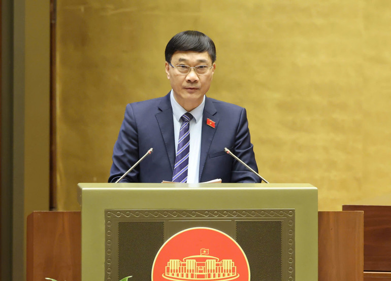 Chủ nhiệm Ủy ban Kinh tế Vũ Hồng Thanh trình bày báo cáo thẩm tra. (Ảnh: DUY LINH)