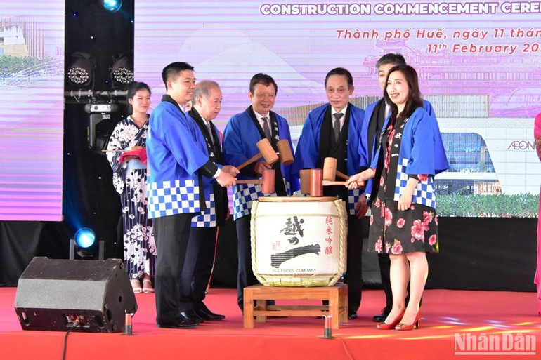 Các đồng chí lãnh đạo và đại biểu thực hiện nghi thức đập thùng rượu theo truyền thống Nhật Bản để chúc mừng cho dự án chính thức được khởi công.
