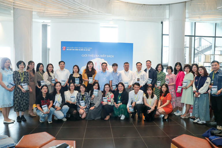 Các đại biểu chụp ảnh lưu niệm tại buổi Giới thiệu ra mắt sách.