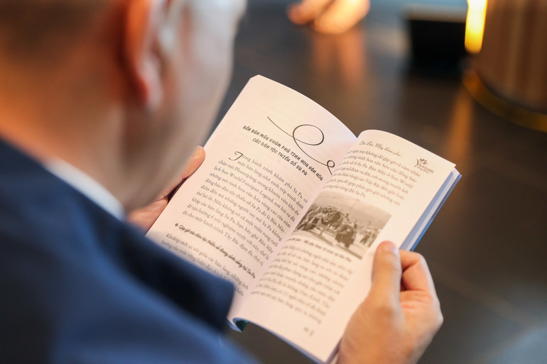 Nội dung trong cuốn sách đem lại cho bạn đọc những cảm nhận về một Sa Pa tươi mới, đa sắc, phát triển nhưng vẫn giữ được vẻ đẹp trong trẻo, hiền hòa của mảnh đất và con người vùng Tây Bắc Tổ quốc.