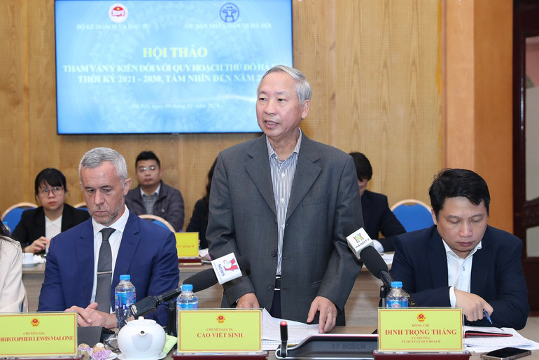 TS Cao Viết Sinh, nguyên Thứ trưởng Kế hoạch và Đầu tư cho rằng, tỷ trọng công nghiệp trong cơ cấu GRDP của Hà Nội còn thấp, cần làm rõ thời gian tới đây có dư địa để tăng tỷ trọng công nghiệp hay không.