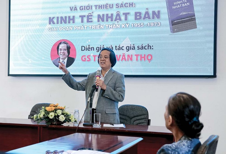 GS Trần Văn Thọ thuyết trình đề tài “Suy nghĩ về kinh tế Việt Nam trước các trào lưu mới của thế giới” nhân dịp ra mắt sách “Kinh tế Nhật Bản - Giai đoạn phát triển thần kỳ 1955-1973”, ngày 23/5/2022 tại TP Hồ Chí Minh. (Ảnh: TRUNG DŨNG)