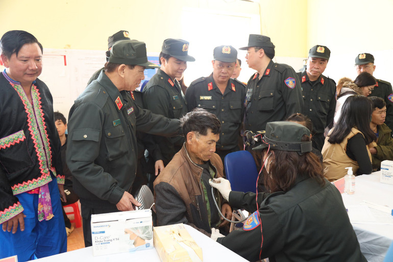 Bộ Tư lệnh Cảnh sát cơ động tổ chức tư vấn khám bệnh, cấp phát thuốc miễn phí cho 150 người dân tại địa phương.