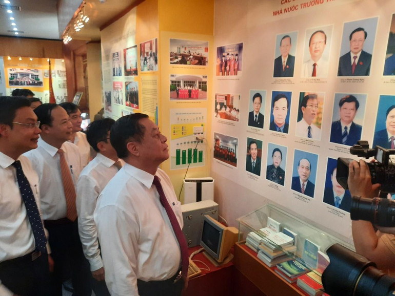 Đồng chí Nguyễn Trọng Nghĩa và các đại biểu thăm Nhà truyền thống của Học viện Báo chí và Tuyên truyền. (Ảnh: Hoàng Lâm)